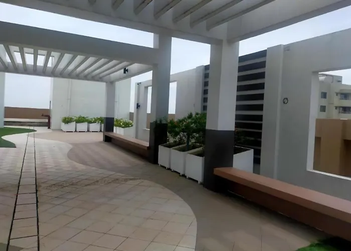 Bayfront In Pasay, With Balcony, Bay View, Near Moa, Okada, Picc, Airport, Wfh Ready Free Pool And Sauna Access * Manila